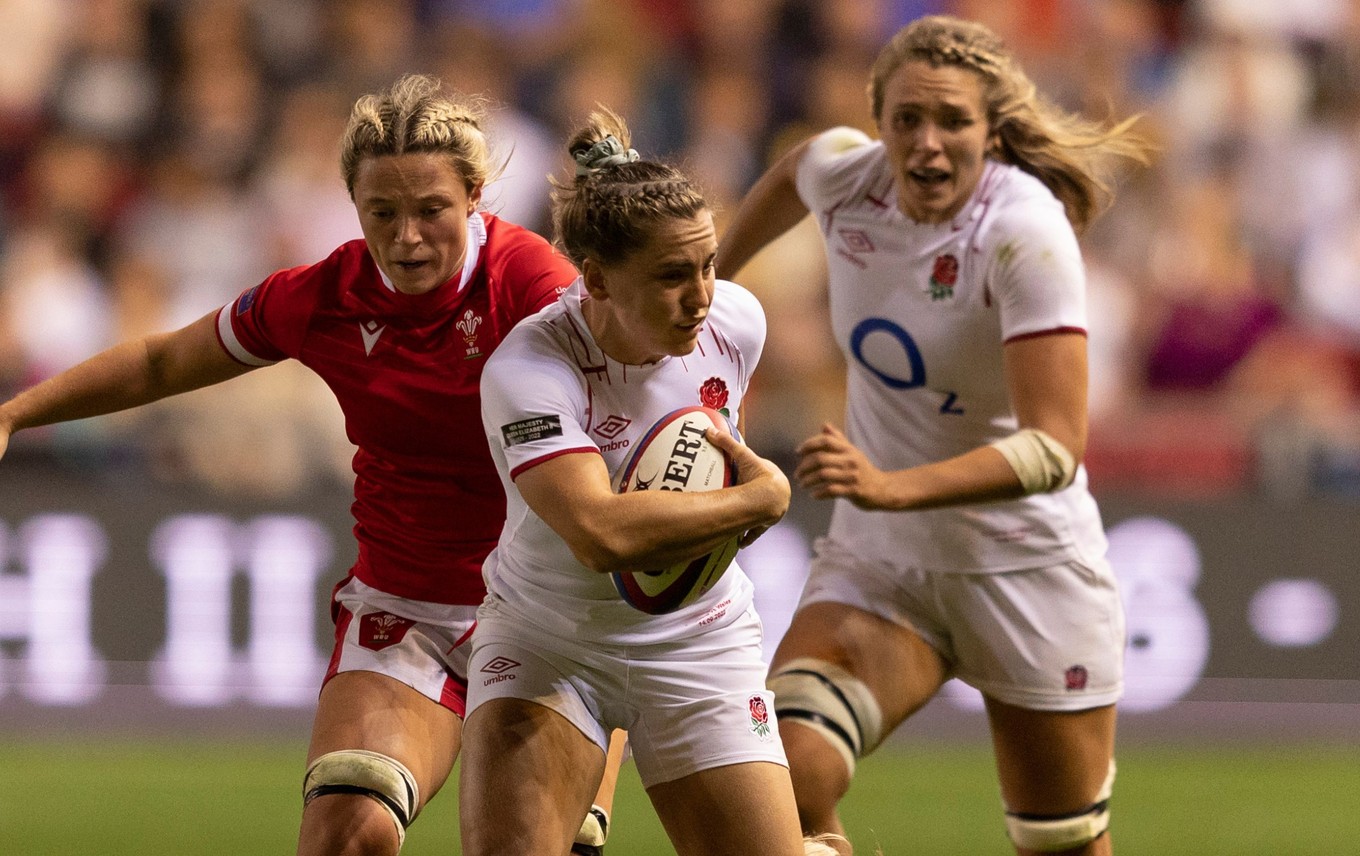 Red Roses storm to record-breaking win