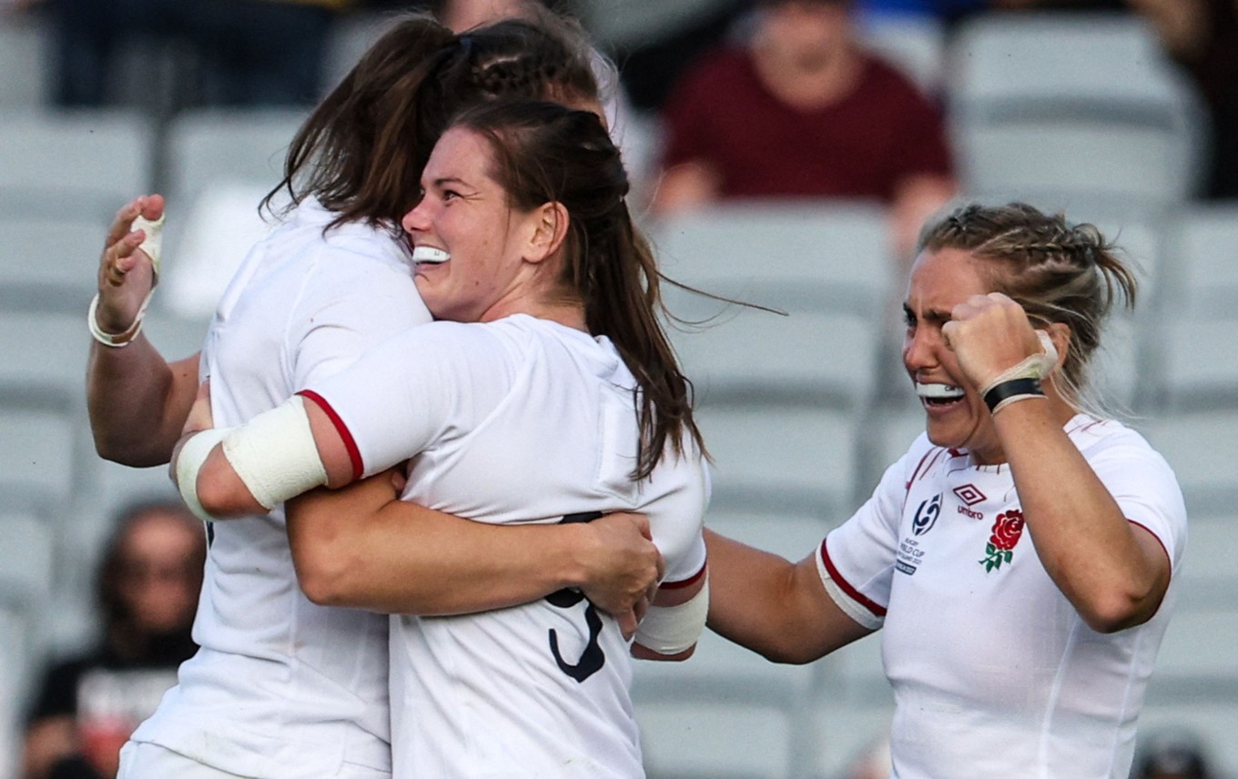 MacDonald helps England into the final