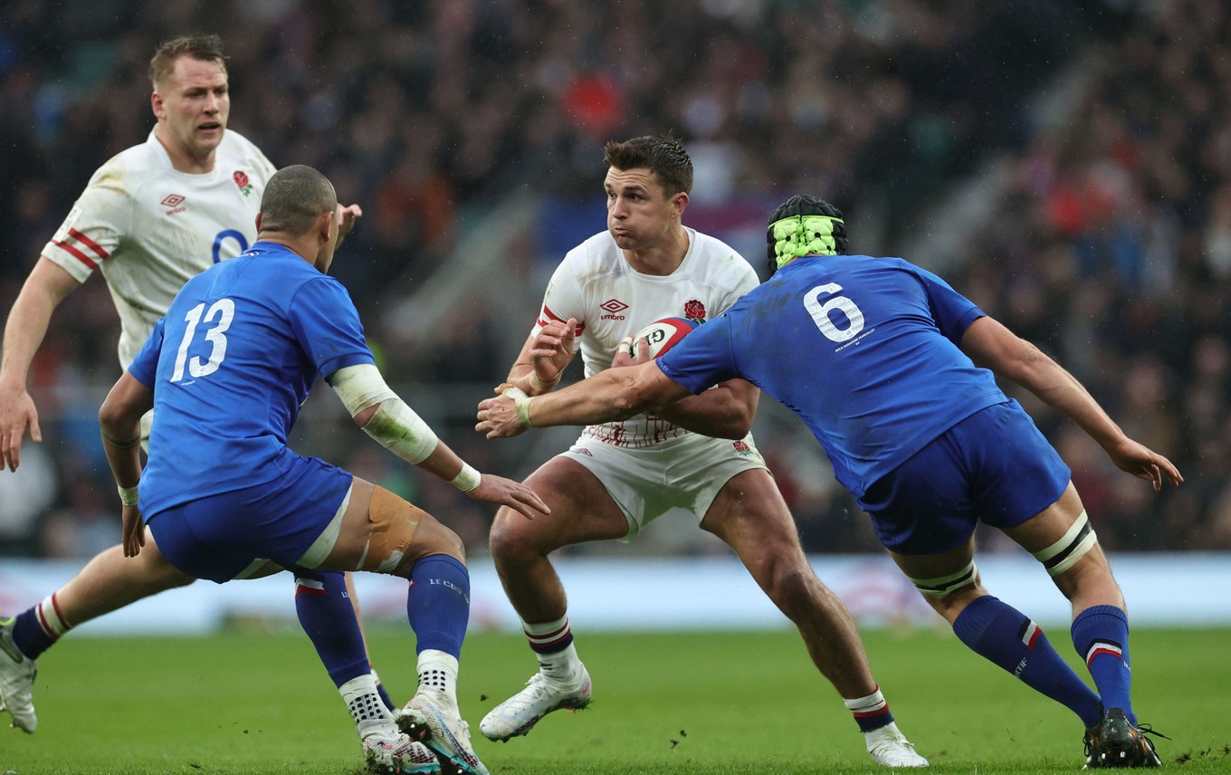 England slip to record defeat against France